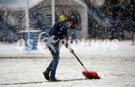 Fussball Regionalliga. Treibach gegen Spittal.  Schneeraeumung. Treibach, 2.4.2022.
Foto: Kuess
---
pressefotos, pressefotografie, kuess, qs, qspictures, sport, bild, bilder, bilddatenbank