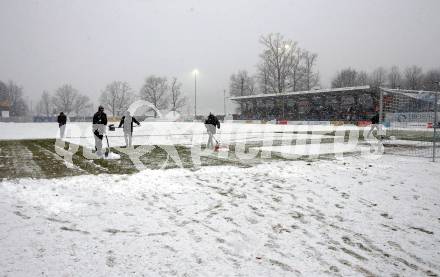 Fussball Regionalliga. Treibach gegen Spittal.  Schneeraeumung. Treibach, 2.4.2022.
Foto: Kuess
---
pressefotos, pressefotografie, kuess, qs, qspictures, sport, bild, bilder, bilddatenbank
