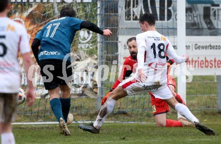 Fussball Kaerntner Liga. Kraig gegen Gmuend. Alexander Johannes Kampitsch  (Kraig), Dominik Markus Oberwinkler, Christoph Pirker  (Gmuend). Kraig, am 2.4.2022.
Foto: Kuess
---
pressefotos, pressefotografie, kuess, qs, qspictures, sport, bild, bilder, bilddatenbank
