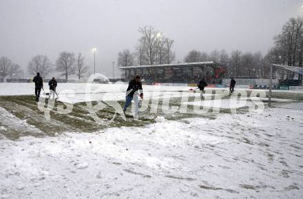 Fussball Regionalliga. Treibach gegen Spittal.  Schneeraeumung. Treibach, 2.4.2022.
Foto: Kuess
---
pressefotos, pressefotografie, kuess, qs, qspictures, sport, bild, bilder, bilddatenbank