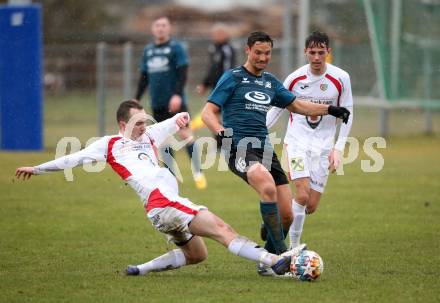 Fussball Kaerntner Liga. Kraig gegen Gmuend.  Sebastian Hertelt (Kraig),  Maximilian Kohlmaier (Gmuend). Kraig, am 2.4.2022.
Foto: Kuess
---
pressefotos, pressefotografie, kuess, qs, qspictures, sport, bild, bilder, bilddatenbank