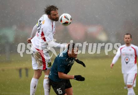 Fussball Kaerntner Liga. Kraig gegen Gmuend.  Sebastian Hertelt (Kraig),   Udo Gasser (Gmuend). Kraig, am 2.4.2022.
Foto: Kuess
---
pressefotos, pressefotografie, kuess, qs, qspictures, sport, bild, bilder, bilddatenbank