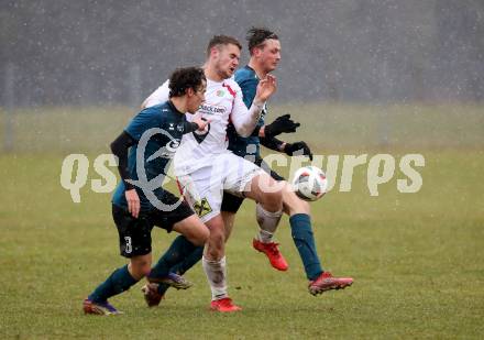 Fussball Kaerntner Liga. Kraig gegen Gmuend.  Maximilian Felsberger, Marco Pusnik (Kraig),  Marcel Rudolf Schoenherr (Gmuend). Kraig, am 2.4.2022.
Foto: Kuess
---
pressefotos, pressefotografie, kuess, qs, qspictures, sport, bild, bilder, bilddatenbank