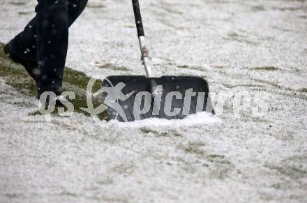 Fussball Regionalliga. Treibach gegen Spittal.  Schneeraeumung. Treibach, 2.4.2022.
Foto: Kuess
---
pressefotos, pressefotografie, kuess, qs, qspictures, sport, bild, bilder, bilddatenbank