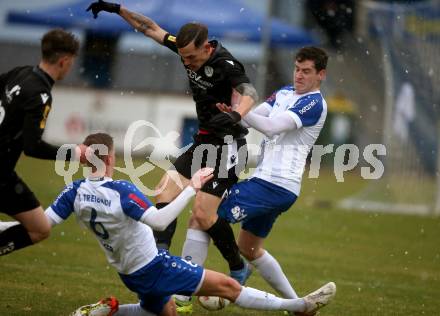 Fussball Regionalliga. Treibach gegen Spittal. Raffael Mario Kaefer,  Hanno Ulrich Wachernig (Treibach),  Tom Zurga (Spittal). Treibach, 2.4.2022.
Foto: Kuess
---
pressefotos, pressefotografie, kuess, qs, qspictures, sport, bild, bilder, bilddatenbank