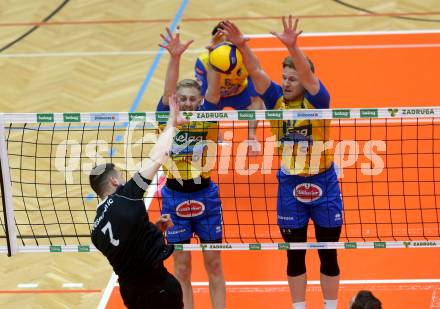 Volleyball. Austrian Volley League Men. SK Zadruga Aich/Dob gegen VCA Amstetten NOE. Blazej Podlesny, Nicolai Grabmueller, (Aich),  Aleksandar Veselinovic   (Amstetten). Bleiburg, 2.4.2022.
Foto: Kuess
www.qspictures.net
---
pressefotos, pressefotografie, kuess, qs, qspictures, sport, bild, bilder, bilddatenbank