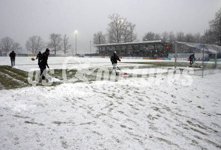 Fussball Regionalliga. Treibach gegen Spittal.  Schneeraeumung. Treibach, 2.4.2022.
Foto: Kuess
---
pressefotos, pressefotografie, kuess, qs, qspictures, sport, bild, bilder, bilddatenbank