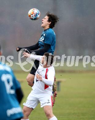 Fussball Kaerntner Liga. Kraig gegen Gmuend. Maximilian Felsberger  (Kraig),   Marcel Rudolf Schoenherr (Gmuend). Kraig, am 2.4.2022.
Foto: Kuess
---
pressefotos, pressefotografie, kuess, qs, qspictures, sport, bild, bilder, bilddatenbank