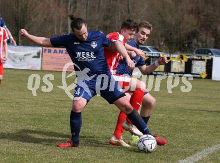 Fussball. 1. Klasse B. Rothenthurn gegen Velden. Fabio Norbert Daxer  (Rothenthurn),   Gerfried Einspieler, Luca Alexander Pollanz (Velden).  Rothenthurn, 3.4.2022.
Foto: Kuess
---
pressefotos, pressefotografie, kuess, qs, qspictures, sport, bild, bilder, bilddatenbank