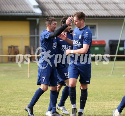 Fussball. 1. Klasse B. Rothenthurn gegen Velden. Torjubel  Anel Mujkic, Roland Putsche, Fabian Kopeinig (Velden).  Rothenthurn, 3.4.2022.
Foto: Kuess
---
pressefotos, pressefotografie, kuess, qs, qspictures, sport, bild, bilder, bilddatenbank