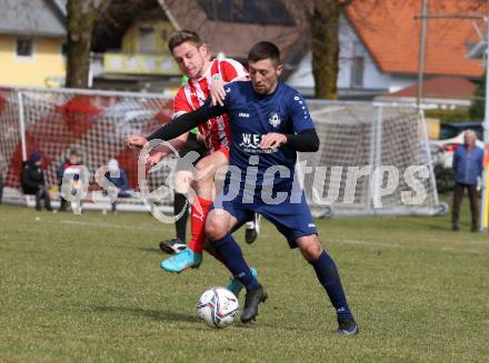 Fussball. 1. Klasse B. Rothenthurn gegen Velden.  Thomas Klingbacher (Rothenthurn),  Anel Mujkic (Velden).  Rothenthurn, 3.4.2022.
Foto: Kuess
---
pressefotos, pressefotografie, kuess, qs, qspictures, sport, bild, bilder, bilddatenbank