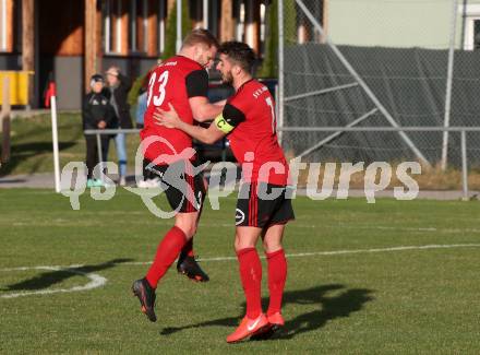 Fussball Karntner Liga. St. Jakob gegen Maria Saal. Torjubel  Jonas Warmuth, Manuel Alexander Schuettelkopf  (St. Jakob). St. Jakob im Rosental, am 8.4.2022.
Foto: Kuess
---
pressefotos, pressefotografie, kuess, qs, qspictures, sport, bild, bilder, bilddatenbank