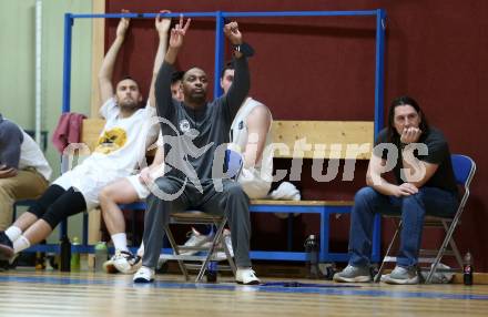 Basketball Zweite Liga 2021/2022. Playdown 2.  Woerthersee Piraten gegen Deutsch Wagram Alligators.  Trainer Aaron Mitchell, Andreas Kuttnig (Piraten). Klagenfurt, am 9.4.2022. 
Foto: Kuess
www.qspictures.net

---
pressefotos, pressefotografie, kuess, qs, qspictures, sport, bild, bilder, bilddatenbank