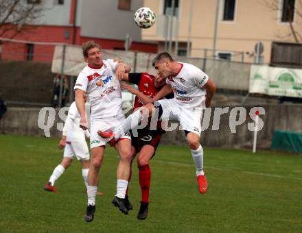 Fussball Karntner Liga. St. Jakob gegen Maria Saal. Jonas Warmuth  (St. Jakob),   Daniel Wernig, Ilias Chaschmagamadov (Maria Saal). St. Jakob im Rosental, am 8.4.2022.
Foto: Kuess
---
pressefotos, pressefotografie, kuess, qs, qspictures, sport, bild, bilder, bilddatenbank
