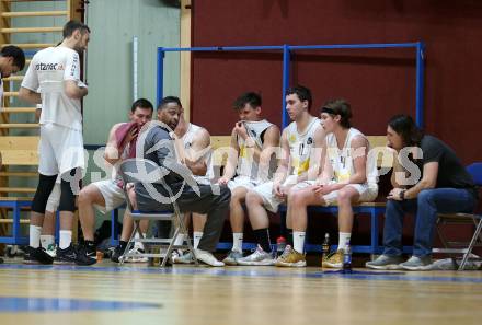 Basketball Zweite Liga 2021/2022. Playdown 2.  Woerthersee Piraten gegen Deutsch Wagram Alligators. Trainer Aaron Mitchell  (Piraten). Klagenfurt, am 9.4.2022. 
Foto: Kuess
www.qspictures.net

---
pressefotos, pressefotografie, kuess, qs, qspictures, sport, bild, bilder, bilddatenbank