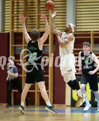 Basketball Zweite Liga 2021/2022. Playdown 2.  Woerthersee Piraten gegen Deutsch Wagram Alligators. Shawn Ray  (Piraten), Marius Witzmann  (Deutsch Wagram Alligators). Klagenfurt, am 9.4.2022. 
Foto: Kuess
www.qspictures.net

---
pressefotos, pressefotografie, kuess, qs, qspictures, sport, bild, bilder, bilddatenbank