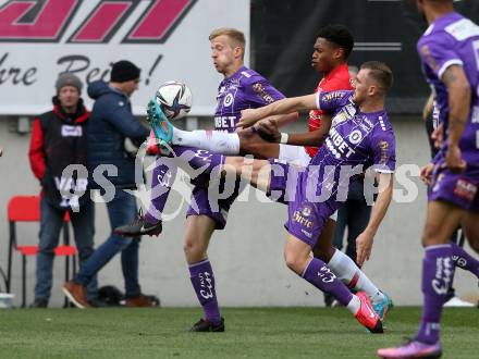 Fussball Bundesliga. SK Austria Klagenfurt gegen Red Bull Salzburg.   Turgay Gemicibasi, Christopher Cvetko (Klagenfurt), Junior Adamu  (Salzburg). Klagenfurt, am 10.4.2022.
Foto: Kuess
---
pressefotos, pressefotografie, kuess, qs, qspictures, sport, bild, bilder, bilddatenbank