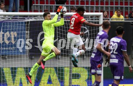 Fussball Bundesliga. SK Austria Klagenfurt gegen Red Bull Salzburg.   Phillip Menzel,  (Klagenfurt),  Chukwubuike Junior Adamu (Salzburg). Klagenfurt, am 10.4.2022.
Foto: Kuess
---
pressefotos, pressefotografie, kuess, qs, qspictures, sport, bild, bilder, bilddatenbank