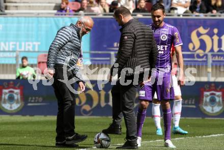 Fussball Bundesliga. SK Austria Klagenfurt gegen Red Bull Salzburg. Buehnen Party, Praesentation Hauptsponsor.   Ankick Guenter Thiel, Zeljko Karajica, Markus Pink. Klagenfurt, am 10.4.2022.
Foto: Kuess
---
pressefotos, pressefotografie, kuess, qs, qspictures, sport, bild, bilder, bilddatenbank