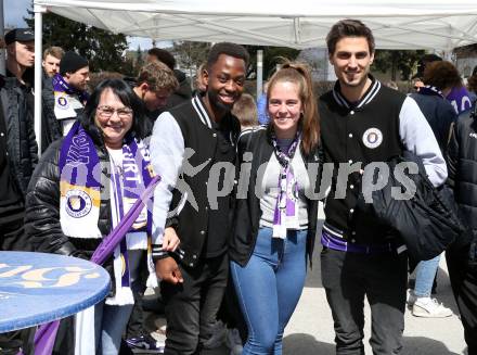 Fussball Bundesliga. SK Austria Klagenfurt gegen Red Bull Salzburg. Buehnen Party, Praesentation Hauptsponsor.   Gloire Amanda, Thorsten Mahrer, Fans. Klagenfurt, am 10.4.2022.
Foto: Kuess
---
pressefotos, pressefotografie, kuess, qs, qspictures, sport, bild, bilder, bilddatenbank
