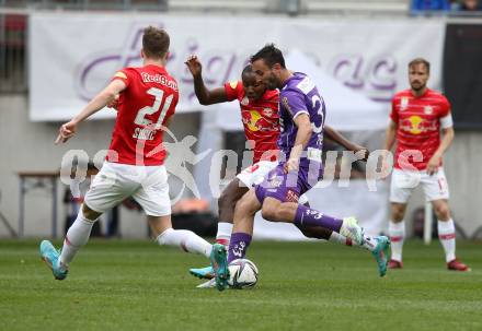 Fussball Bundesliga. SK Austria Klagenfurt gegen Red Bull Salzburg.   Markus Pink,  (Klagenfurt), Mohamed Camara  (Salzburg). Klagenfurt, am 10.4.2022.
Foto: Kuess
---
pressefotos, pressefotografie, kuess, qs, qspictures, sport, bild, bilder, bilddatenbank