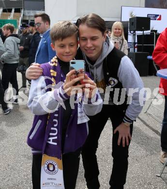 Fussball Bundesliga. SK Austria Klagenfurt gegen Red Bull Salzburg. Buehnen Party, Praesentation Hauptsponsor.   Alex Timossi Andersson. Klagenfurt, am 10.4.2022.
Foto: Kuess
---
pressefotos, pressefotografie, kuess, qs, qspictures, sport, bild, bilder, bilddatenbank