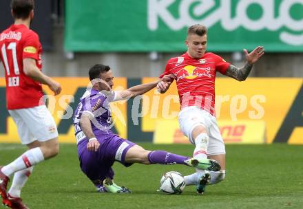 Fussball Bundesliga. SK Austria Klagenfurt gegen Red Bull Salzburg.   Markus Pink, (Klagenfurt),  Kamil Piatkowski  (Salzburg). Klagenfurt, am 10.4.2022.
Foto: Kuess
---
pressefotos, pressefotografie, kuess, qs, qspictures, sport, bild, bilder, bilddatenbank