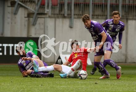 Fussball Bundesliga. SK Austria Klagenfurt gegen Red Bull Salzburg.   Kosmas Gkezos, Ivan Saravanja, (Klagenfurt),  Nicolas Capaldo (Salzburg). Klagenfurt, am 10.4.2022.
Foto: Kuess
---
pressefotos, pressefotografie, kuess, qs, qspictures, sport, bild, bilder, bilddatenbank