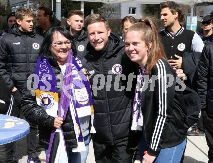 Fussball Bundesliga. SK Austria Klagenfurt gegen Red Bull Salzburg. Buehnen Party, Praesentation Hauptsponsor.   Fabian Miesenboeck, Fans. Klagenfurt, am 10.4.2022.
Foto: Kuess
---
pressefotos, pressefotografie, kuess, qs, qspictures, sport, bild, bilder, bilddatenbank