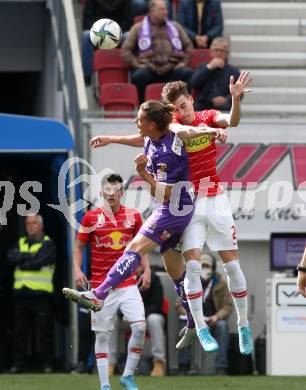 Fussball Bundesliga. SK Austria Klagenfurt gegen Red Bull Salzburg.   Patrick Greil,  (Klagenfurt),  Luka Sucic (Salzburg). Klagenfurt, am 10.4.2022.
Foto: Kuess
---
pressefotos, pressefotografie, kuess, qs, qspictures, sport, bild, bilder, bilddatenbank