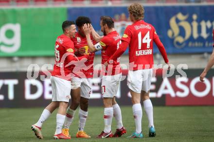 Fussball Bundesliga. SK Austria Klagenfurt gegen Red Bull Salzburg.   Torjubel Zlatko Junuzovic, Karim Adeyemi, Andreas Ulmer, Maurits Kjaergaard  (Salzburg). Klagenfurt, am 10.4.2022.
Foto: Kuess
---
pressefotos, pressefotografie, kuess, qs, qspictures, sport, bild, bilder, bilddatenbank