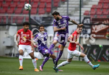 Fussball Bundesliga. SK Austria Klagenfurt gegen Red Bull Salzburg.   Kosmas Gkezos, (Klagenfurt),  Karim Adeyemi  (Salzburg). Klagenfurt, am 10.4.2022.
Foto: Kuess
---
pressefotos, pressefotografie, kuess, qs, qspictures, sport, bild, bilder, bilddatenbank