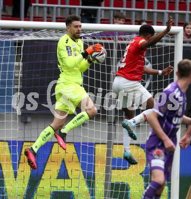 Fussball Bundesliga. SK Austria Klagenfurt gegen Red Bull Salzburg.   Phillip Menzel,  (Klagenfurt),  Chukwubuike Junior Adamu (Salzburg). Klagenfurt, am 10.4.2022.
Foto: Kuess
---
pressefotos, pressefotografie, kuess, qs, qspictures, sport, bild, bilder, bilddatenbank