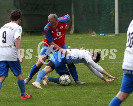 Fussball. 2. Klasse C.  Frantschach gegen Kraig.  Gerhard Stocker (Frantschach),  Nico Benito Holzer  (Kraig). Frantschach, 10.4.2022.
Foto: Kuess 
---
pressefotos, pressefotografie, kuess, qs, qspictures, sport, bild, bilder, bilddatenbank