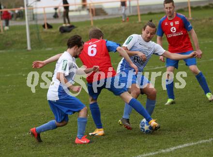 Fussball. 2. Klasse C.  Frantschach gegen Kraig.  Markus Resch (Frantschach),  Georg Pirker, Raphael Helmut Floredo   (Kraig). Frantschach, 10.4.2022.
Foto: Kuess 
---
pressefotos, pressefotografie, kuess, qs, qspictures, sport, bild, bilder, bilddatenbank