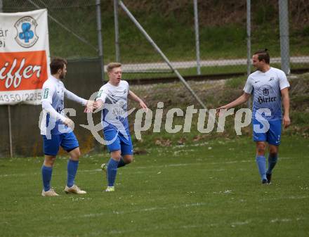 Fussball. 2. Klasse C.  Frantschach gegen Kraig.  Torjubel Manuel Gerhard Krassnitzer, Nico Benito Holzer, Georg Pirker  (Kraig). Frantschach, 10.4.2022.
Foto: Kuess 
---
pressefotos, pressefotografie, kuess, qs, qspictures, sport, bild, bilder, bilddatenbank