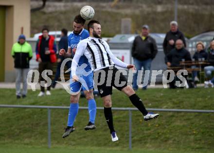 Fussball Kaerntner Liga. Bleiburg gegen SAK.  Adnan Besic (Bleiburg),    Patrick Lausegger (SAK). Bleiburg, 16.4.2022.
Foto: Kuess
---
pressefotos, pressefotografie, kuess, qs, qspictures, sport, bild, bilder, bilddatenbank