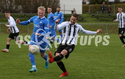 Fussball Kaerntner Liga. Bleiburg gegen SAK. Grega Klaric  (Bleiburg),  Toni Dullnig  (SAK). Bleiburg, 16.4.2022.
Foto: Kuess
---
pressefotos, pressefotografie, kuess, qs, qspictures, sport, bild, bilder, bilddatenbank