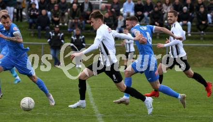 Fussball Kaerntner Liga. Bleiburg gegen SAK.  Mathias Robert Knauder (Bleiburg),   Kristjan Sredojevic (SAK). Bleiburg, 16.4.2022.
Foto: Kuess
---
pressefotos, pressefotografie, kuess, qs, qspictures, sport, bild, bilder, bilddatenbank