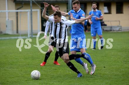 Fussball Kaerntner Liga. Bleiburg gegen SAK. Aljaz Storman  (Bleiburg),    Marko Gajic (SAK). Bleiburg, 16.4.2022.
Foto: Kuess
---
pressefotos, pressefotografie, kuess, qs, qspictures, sport, bild, bilder, bilddatenbank