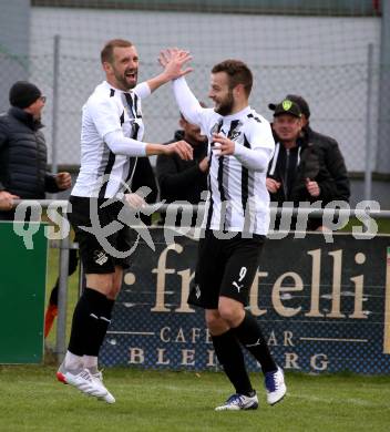 Fussball Kaerntner Liga. Bleiburg gegen SAK.  Torjubel Patrick Paul Oswaldi, Adnan Besic (Bleiburg). Bleiburg, 16.4.2022.
Foto: Kuess
---
pressefotos, pressefotografie, kuess, qs, qspictures, sport, bild, bilder, bilddatenbank