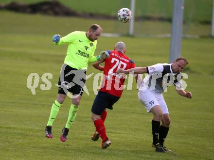 Fussball. 2. Klasse A. Baldramsdorf gegen Sachsenburg Kickers.    Thomas Erlacher (Baldramsdorf), Simon Peter Unterlass, Christian Penker   (Sachsenburg Kickers). Baldramsdorf, 30.4.2022.
Foto: Kuess 
---
pressefotos, pressefotografie, kuess, qs, qspictures, sport, bild, bilder, bilddatenbank