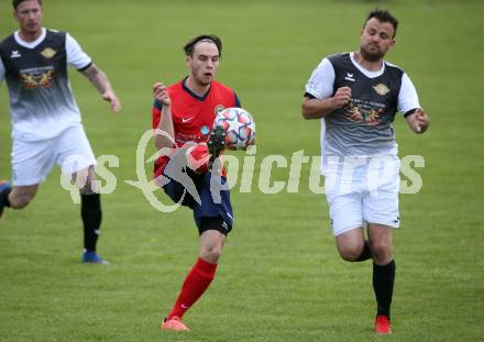 Fussball. 2. Klasse A. Baldramsdorf gegen Sachsenburg Kickers.    Gregor Michael Rogl (Baldramsdorf), Daniel Pirker   (Sachsenburg Kickers). Baldramsdorf, 30.4.2022.
Foto: Kuess 
---
pressefotos, pressefotografie, kuess, qs, qspictures, sport, bild, bilder, bilddatenbank