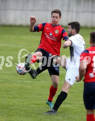 Fussball. 2. Klasse A. Baldramsdorf gegen Sachsenburg Kickers.    Niklas Ronacher (Baldramsdorf),  Michael Grischenig  (Sachsenburg Kickers). Baldramsdorf, 30.4.2022.
Foto: Kuess 
---
pressefotos, pressefotografie, kuess, qs, qspictures, sport, bild, bilder, bilddatenbank