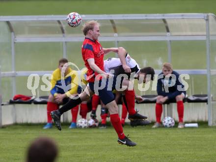 Fussball. 2. Klasse A. Baldramsdorf gegen Sachsenburg Kickers.    Joerg Obertaxer (Baldramsdorf),  Michael Grischenig  (Sachsenburg Kickers). Baldramsdorf, 30.4.2022.
Foto: Kuess 
---
pressefotos, pressefotografie, kuess, qs, qspictures, sport, bild, bilder, bilddatenbank