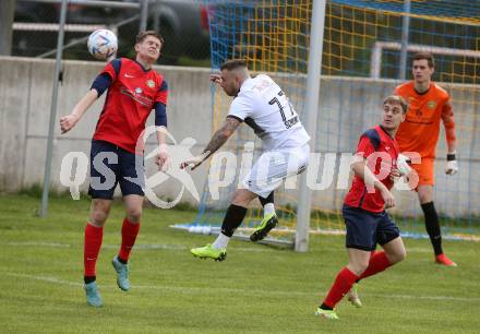 Fussball. 2. Klasse A. Baldramsdorf gegen Sachsenburg Kickers.    Niklas Ronacher (Baldramsdorf),  Semir Berberovic  (Sachsenburg Kickers). Baldramsdorf, 30.4.2022.
Foto: Kuess 
---
pressefotos, pressefotografie, kuess, qs, qspictures, sport, bild, bilder, bilddatenbank