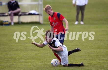Fussball. 2. Klasse A. Baldramsdorf gegen Sachsenburg Kickers.    Niklas Ronacher (Baldramsdorf),   Joachim Klaus Steinacher (Sachsenburg Kickers). Baldramsdorf, 30.4.2022.
Foto: Kuess 
---
pressefotos, pressefotografie, kuess, qs, qspictures, sport, bild, bilder, bilddatenbank