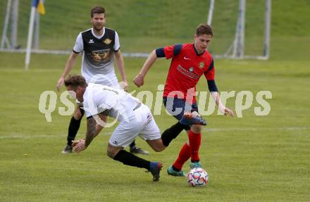 Fussball. 2. Klasse A. Baldramsdorf gegen Sachsenburg Kickers.    Niklas Ronacher (Baldramsdorf),  Roman Stefan Gaspersic  (Sachsenburg Kickers). Baldramsdorf, 30.4.2022.
Foto: Kuess 
---
pressefotos, pressefotografie, kuess, qs, qspictures, sport, bild, bilder, bilddatenbank