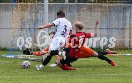 Fussball. 2. Klasse A. Baldramsdorf gegen Sachsenburg Kickers.    Philipp Herbert Ronacher,  Joerg Obertaxer (Baldramsdorf),  Alexander Hackl  (Sachsenburg Kickers). Baldramsdorf, 30.4.2022.
Foto: Kuess 
---
pressefotos, pressefotografie, kuess, qs, qspictures, sport, bild, bilder, bilddatenbank