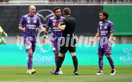 Fussball Bundesliga. Play-off. SK Austria Klagenfurt gegen SK Sturm Graz.  Nicolas Wimmer, Markus Pink, Schiedsrichter Gerhard Grobelnik, Maximiliano Moreira Romero (Klagenfurt). Klagenfurt, am 8.5.2022.
Foto: Kuess
www.qspictures.net
---
pressefotos, pressefotografie, kuess, qs, qspictures, sport, bild, bilder, bilddatenbank